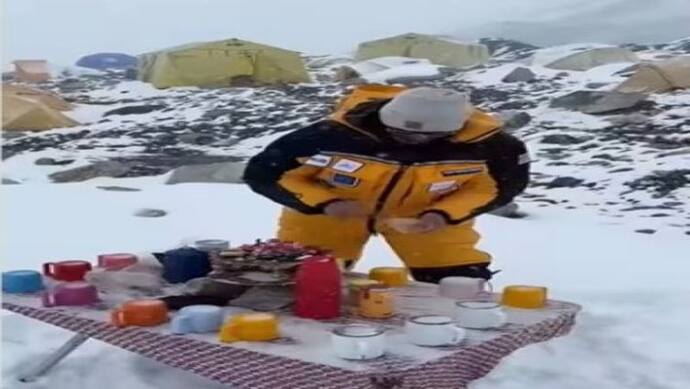 नया रिकॉर्ड: सबसे ऊंचे पर्वत माउंट एवरेस्ट पर 14 दोस्तों ने बनाई चाय और बेहतरीन नाश्ते के साथ की टी पार्टी 
