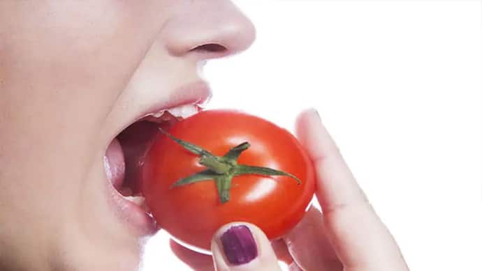क्या टमाटर खाने की वजह से होता है Tomato Fever, इन लोगों को भुलकर भी नहीं करना चाहिए इसका सेवन