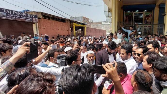 दिल्ली के मदनपुर खादर में अतिक्रमण की कार्रवाई के दौरान AAP विधायक अमानतुल्लाह की मौजूदगी में पथराव