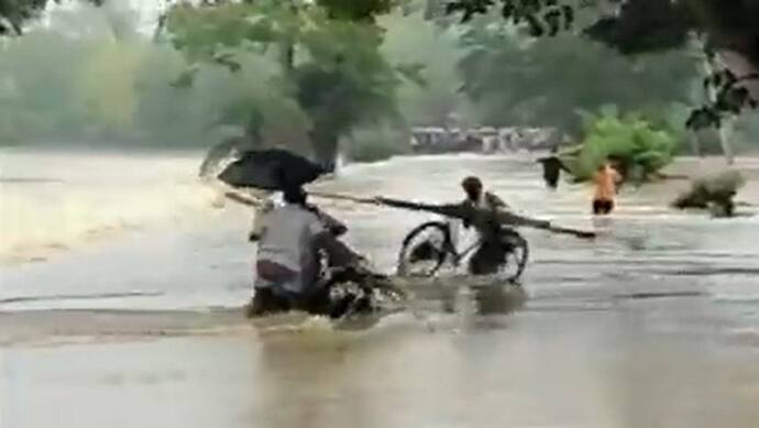 लगातार हो रही बारिश से असम में आई बाढ़, तीन की मौत, बचाव अभियान में जुटे सेना के जवान