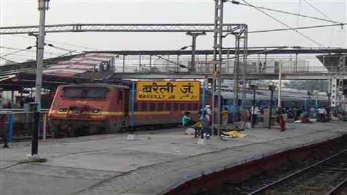 ट्रेन में सफर कर रहे यात्री का चोरी हुआ जूता, पीड़ित ने गंभीर आरोप के साथ दर्ज करा दी FIR