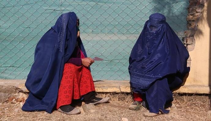 अफगानिस्तान में महिला एंकर्स को मुंह ढंककर करनी होगी एंकरिंग, तालिबान के फरमान से हैरत में दुनिया
