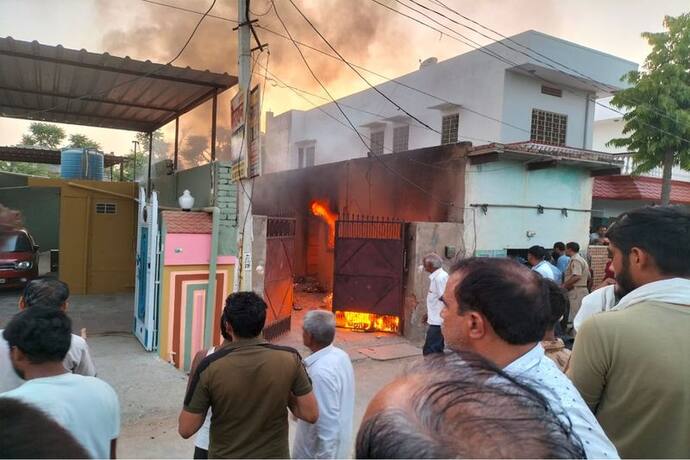 राजस्थान में एक चिंगारी ने सबकुछ जलाकर राख कर दिया, न मकान बचा, न दुकान बची और ना ही गाड़ियां