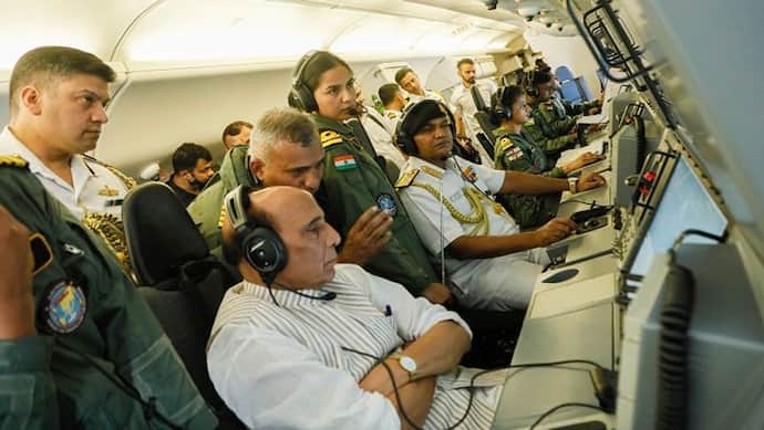 नौसेना के खोजी विमान P8I में सवार हुए रक्षा मंत्री राजनाथ सिंह, पानी में छिपी पनडुब्बियों का करता है शिकार