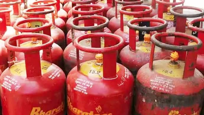 LPG Cylinder Price: सरकार ने दी महंगाई से थोड़ी राहत, कॉमर्शियल गैस सिलेंडर 135 रुपए हुआ सस्ता