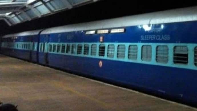 कोलकाता के युवक ने ट्रेन से चुराए थे जूते, पुलिस का फोन जाते ही निकली हेकड़ी 