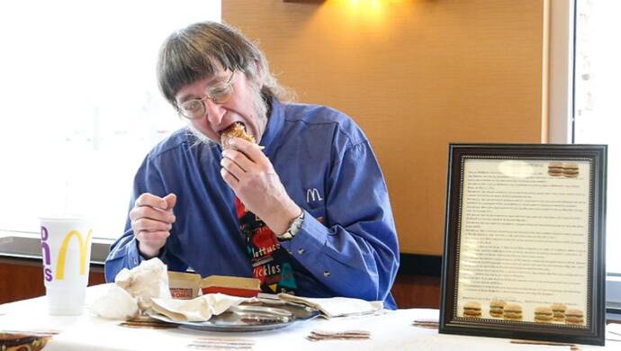 ताज्जुब की बात: यह शख्स 50 साल से लगभग रोज खा रहा मैकडॉनल्ड का बर्गर, गिनीज बुक में दर्ज हुआ नाम 