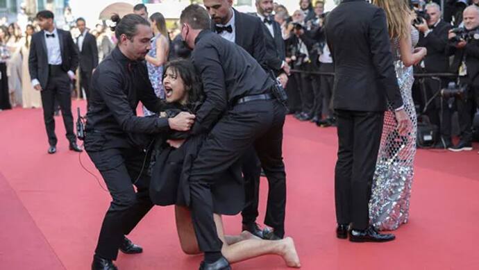 Cannes के रेड कार्पेट पर महिला ने सबको किया SHOCKED, कपड़े उतारकर चिल्लाई- हमारा रेप करना बंद करो