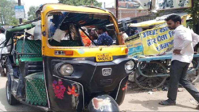   आजमगढ़ में सड़क हादसे के बाद मची चीख-पुकार, पिकअप-ऑटोरिक्शा की भिड़ंत में तीन लोगों की मौत