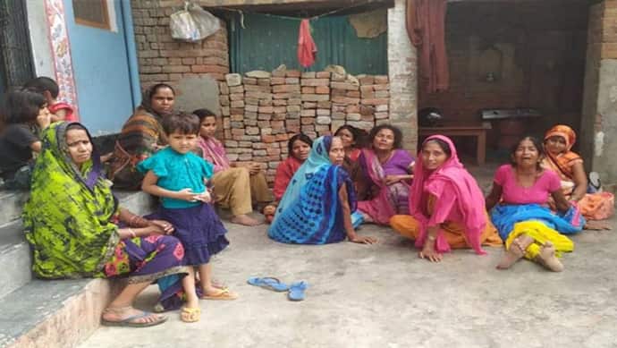 सिद्धार्थनगर सड़क हादसा: आठ शव देखकर पूरे गांव में पसरा मातम, महिलाओं का रो रोकर बुरा हाल