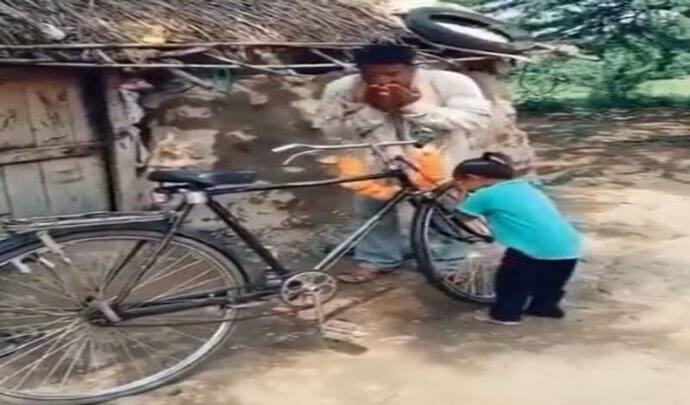 घर में आई सेकेंड हैंड साइकिल तो पिता और बेटे की खुशी का नहीं था ठिकाना, वीडियो देखकर आंखों में आ जाएंगे आंसू