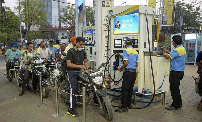 Petrol-Diesel Price: महाराष्ट्र में पेट्रोल 5 रुपया और डीजल 3 रुपया सस्ता, सीएम एकनाथ शिंदे का ऐलान