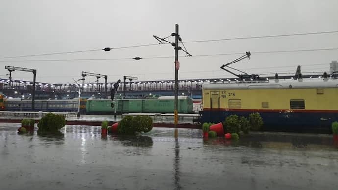  दिल्ली का मौसम: तेज आंधी-बारिश के साथ हुई राजधानी-NCR की सुबह, उड़ानें प्रभावित,पेड़ उखड़े, देखें कुछ Videos