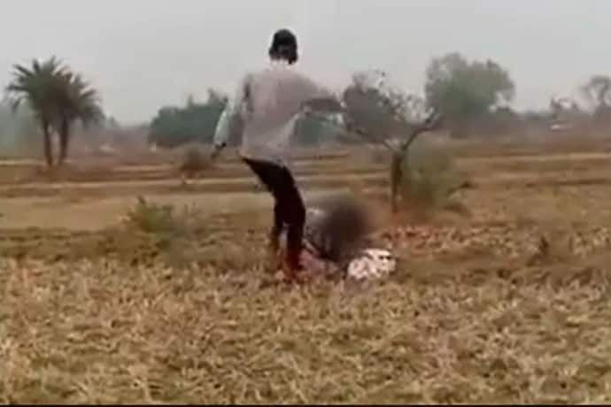 झारखंड में प्यार की ऐसी सजा देख रूह कांप जाएगी : लड़की को दौड़ा-दौड़ाकर पीटा, वीडियो देख CM भी रह गए दंग