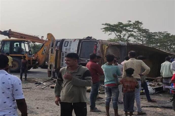 राजस्थान के आठ मजदूरों की बिहार में मौत : ट्रक ड्राइवर को लगी झपकी और सड़क पर बिखर गए शव
