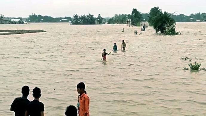 असम में बाढ़ का कहर, 2095 गांव अब भी पानी में डूबे; अब तक 24 की मौत 7.19 लाख से ज्यादा लोग बेघर 