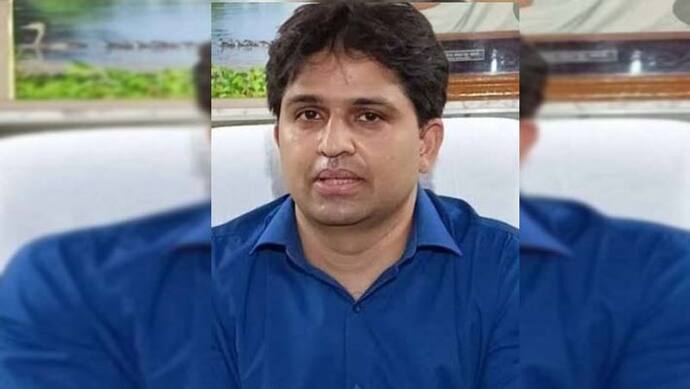 गोरखपुर डीएम ने अनुपस्थित शिक्षकों पर गिराई गाज, निरीक्षण के बाद लिया गया एक्शन