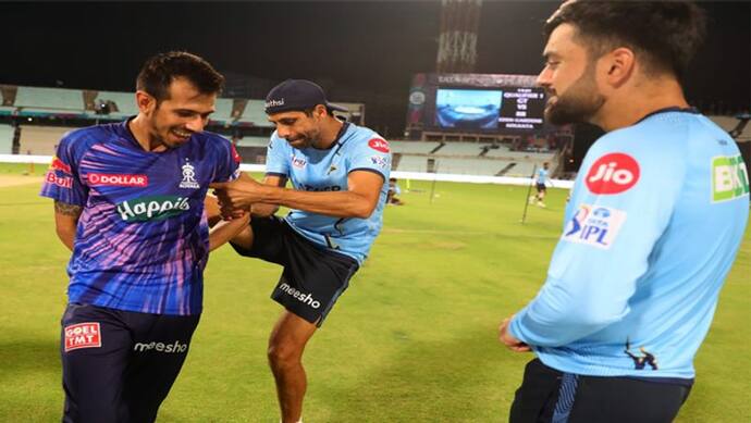 IPL 2022, RR vs GT: मैच से पहले नेहरा जी ने 'लात' मार चहल को दिया 'आशीर्वाद', वायरल हो रही तस्वीर