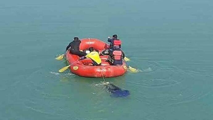 गंगा में नहा रहे दिल्ली के तीन पर्यटक डूबे, जल पुलिस और एसडीआरएफ का रेस्क्यू आपरेशन जारी
