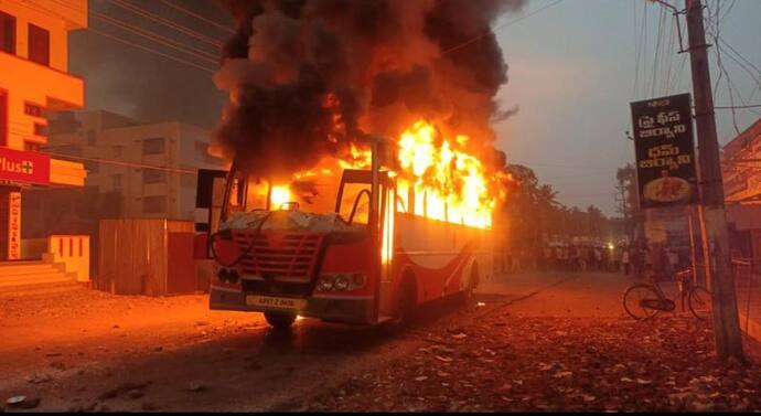 BIG News आंध्र प्रदेश में गुस्साई भीड़ ने मंत्री-विधायक के घर को किया आग के हवाले, शहर में भारी आगजनी