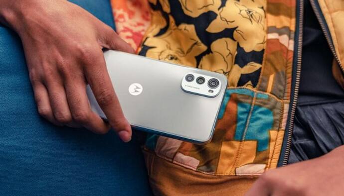 Motorola ने लॉन्च किया 3 दिन तक चलने वाली बैटरी वाला किफायती बजट स्मार्टफोन, देखें कीमत और फीचर्स 