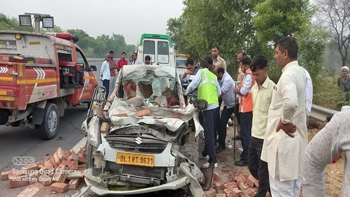 अलीगढ़ यमुना एक्सप्रेस-वे पर कार और ट्रैक्टर की जोरदार भिड़ंत, 2 लोगों की हुई मौत व अन्य की हालत गंभीर