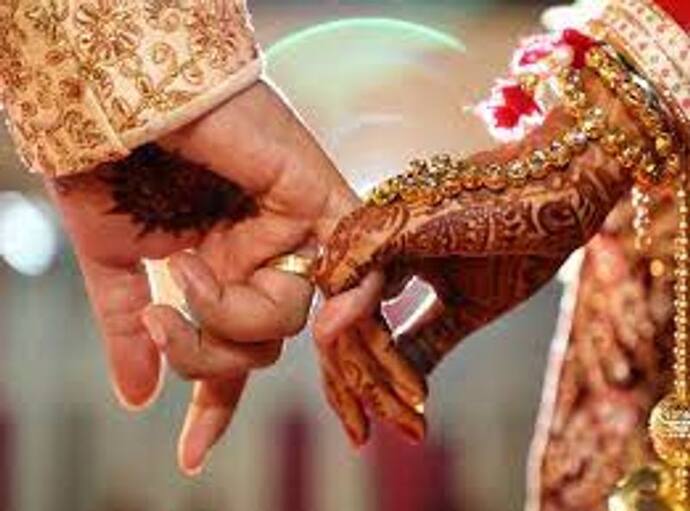 फर्रुखाबाद नें प्रज्ञा ने निभाया पत्नी धर्म, लिवर देकर पति की बचाई जान, रो पड़ा अस्पताल का स्टाफ 