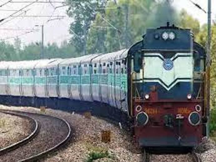 अनजान व्यक्ति ने दौड़ाई यात्रियों से सवार ट्रेन, सोशल मीडिया पर लाइव किया वीडियो, रेलवे मंडल में मचा हड़कंप