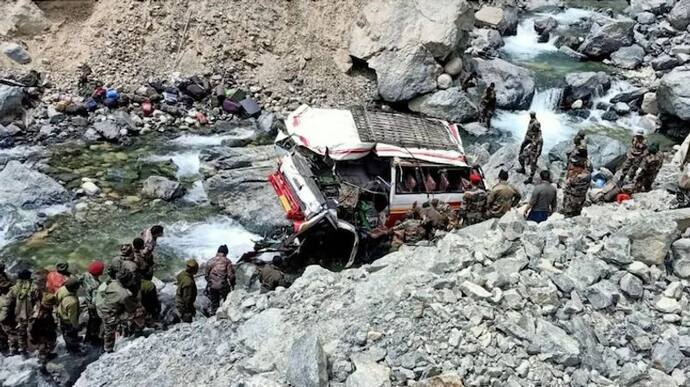 Ladakh Accident: राहुल गांधी ने जवानों की मौत पर जताया दु:ख, घायलों के शीघ्र स्वस्थ होने की कामना