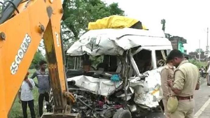 बहराइच में टेंपो और ट्रक की जोरदार टक्कर, कर्नाटक से अयोध्या जा रहे 7 श्रद्धालुओं की मौके पर मौत व 9 हुए घायल