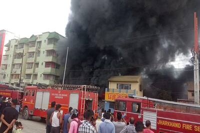 जमशेदपुर में आग से तबाही की तस्वीरें : 12 घंटे बाद भी टायर गोदाम से उठ रहा धुएं का गुबार, सांस लेने में तकलीफ