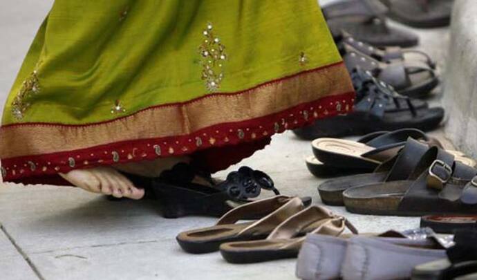 Shani Jayanti 2022: शनिवार को जूते-चप्पल चोरी होना क्यों मानते हैं शुभ? ये है इस मान्यता से जुड़ी खास बातें 