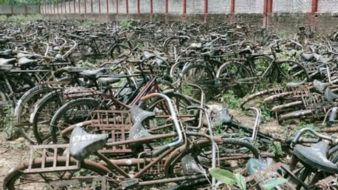 सहारनपुर: खबर चली तो टूटी प्रशासन की नींद, मजदूरों के खाते में जाएगी सइकिल बेचने से मिली धनराशि