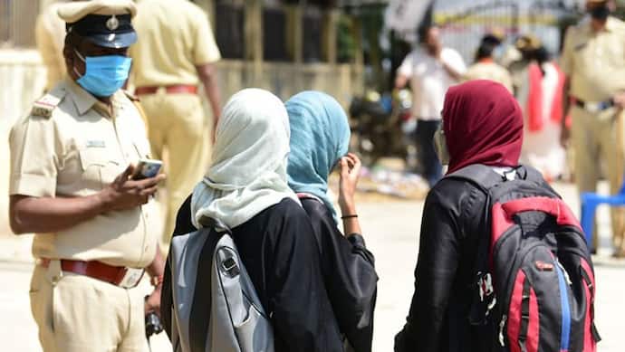Hijab Controversy: हाईकोर्ट के आदेश के बावजूद क्लास में हिजाब पहनने पर अड़ीं 23 लड़कियों को कॉलेज ने दी ये सजा