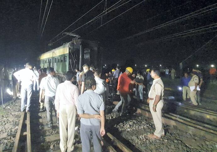 आसनसोल स्टेशन के पास ट्रेन डिरेल, दो राजधानी एक्सप्रेस को रोकना पड़ा, करीब 40 यात्री थे बोगी में
