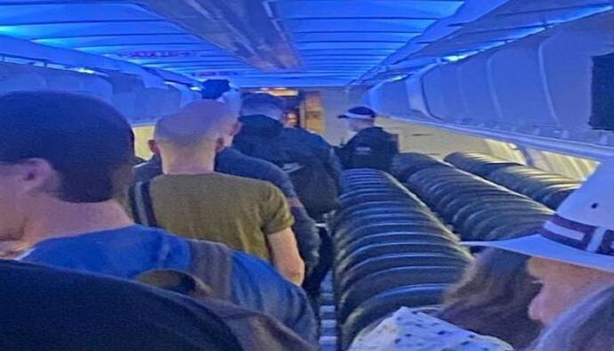 3  घंटे तक रन-वे पर खड़ा रहा विमान, यात्रियों को उतारने के लिए कर्मचारी नहीं आए तो बुलानी पड़ी पुलिस 