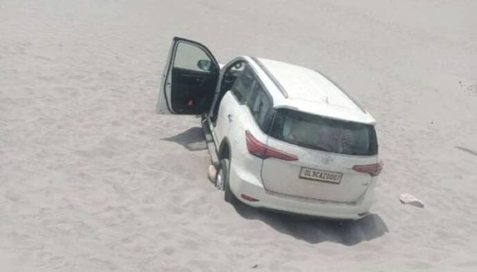 लेह के रेत में खड़ी यह SUV सोशल मीडिया पर आखिर क्यों हो गई वायरल?