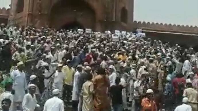 Prophet Remarks Row: नूपुर शर्मा की गिरफ्तारी की मांग को लेकर दिल्ली के जामा मस्जिद के बाहर विरोध प्रदर्शन