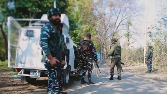 जम्मू-कश्मीर: शोपियां में आतंकियों ने की कश्मीरी पंडित की हत्या, सुरक्षा बल के जवान चला रहे सर्च ऑपरेशन