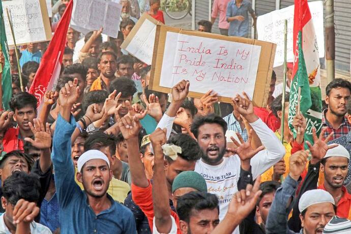 12 राज्यों में फैली हिंसा: पश्चिम बंगाल में 1000 की संख्या में प्रदर्शनकारियों ने ट्रेन पर बोला हमला, तोड़फोड़