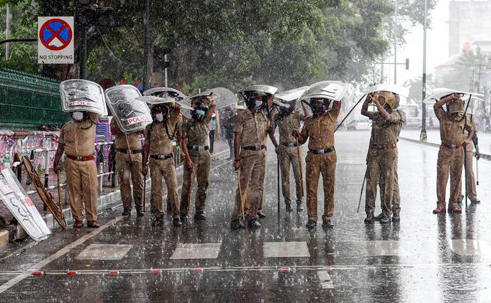 Weather Report: पूर्वोत्तर भारत में फिर भारी बारिश की चेतावनी,  पूरे देश में थम जाएगी लू की लहर