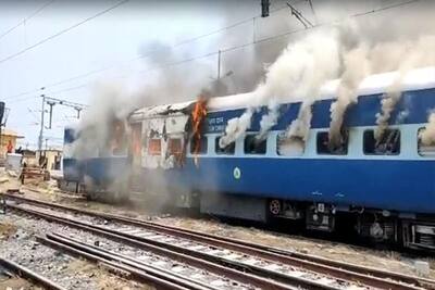 बिहार में हिंसक हुआ 'अग्निपथ' का विरोध : जला दी पूरी ट्रेन, रेलवे स्टेशन तोड़ डाला...सामने आईं डरावनी तस्वीरें