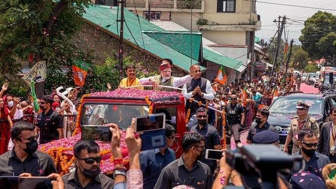 PM का हिमाचल दौरा: धर्मशाला में नरेंद्र मोदी ने किया रोड शो, एक झलक पाने को सड़क पर उमड़ा लोगों का हुजूम