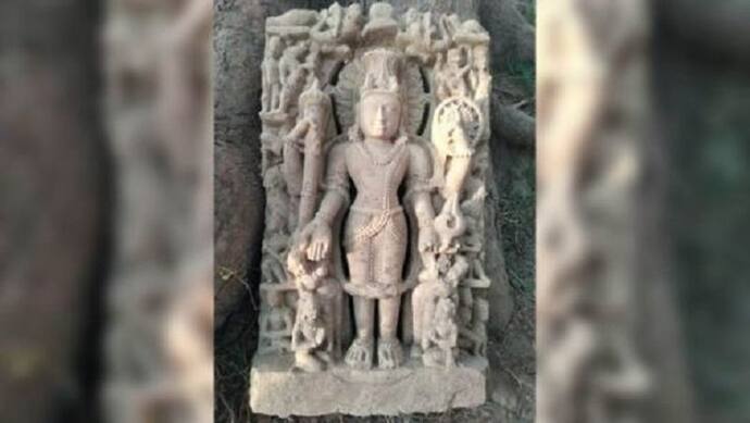 सुलतानपुर में शव दफनाने के लिए हो रही खोदाई में निकली भगवान की प्रतिमा, पुरातत्व विभाग को दी जाएगी सूचना 