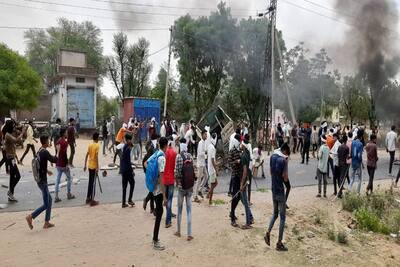 Agnipath protest in Rajasthan : सीकर में उग्र हुआ प्रदर्शन, पुलिस टीम पर पथराव, गाड़ियां तक जला दीं