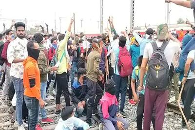 Agnipath protest in Madhya Pradesh: सड़क से रेलवे स्टेशन तक संग्राम, तस्वीरों में देखें 'अग्निपथ' पर मचा बवाल