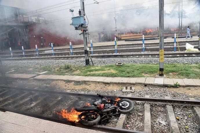 बिहार में और भड़की 'अग्निपथ' की आग : लखीमपुर-आरा में फूंकी ट्रेन, सिकंदराबाद में पुलिस फायरिंग में एक की मौत