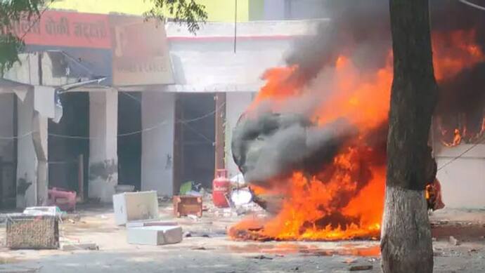 'अग्निपथ' विरोध: प्रदर्शन की आड़ में भड़की हिंसा, प्रदर्शनकारियों ने फूंक दी दारोगा की कार