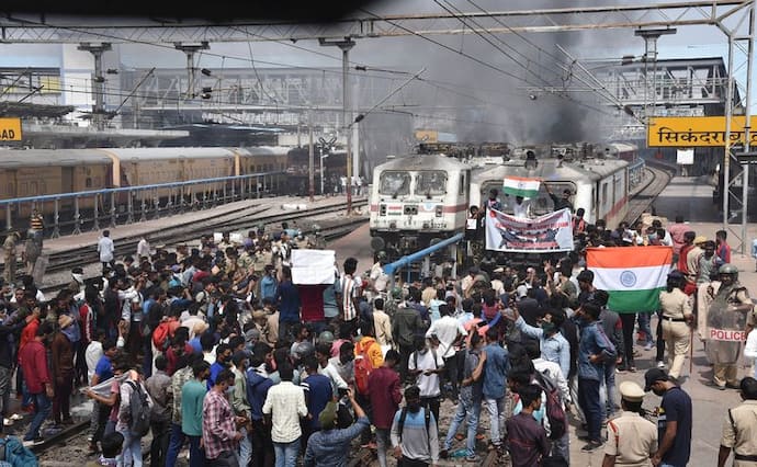 Agnipath पर अग्निवीर...देशभर में हिंसक विरोध प्रदर्शनों के चलते 369 ट्रेनों को किया रद्द