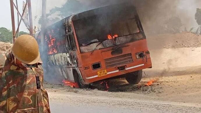 'अग्निपथ' विरोध: यूपी में दूसरे दिन भी हिंसा जारी, बस और जीप में लगाई आग, पुलिसकर्मियों पर बरसाए पत्थर